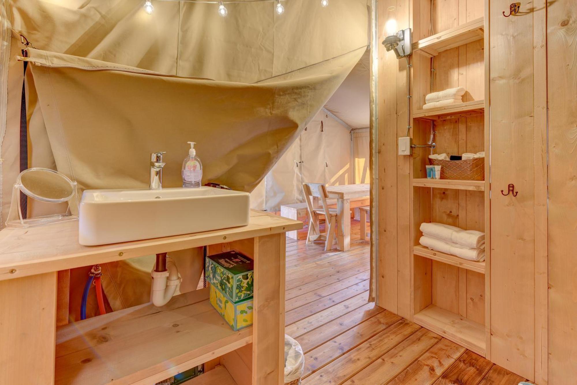 Отель 12 Fires Luxury Glamping With Heating #1 Джонсон-Сити Экстерьер фото